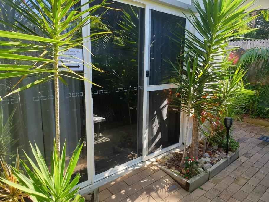 Pet Friendly & Spacious Two Bedroom Guest Unit Caloundra Eksteriør billede