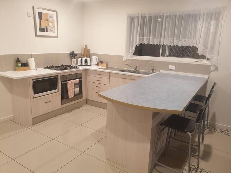 Pet Friendly & Spacious Two Bedroom Guest Unit Caloundra Eksteriør billede